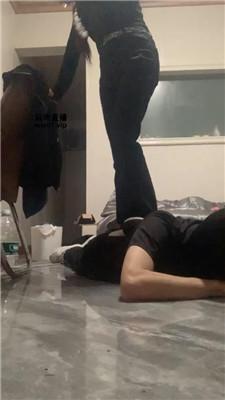 【女生也能很暴力】双S-精神小妹暴力踩踏虐打 JS250422-17