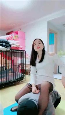 【艾琳】老师惩罚差生-骑马虐打/跪舔美足/脚插嘴