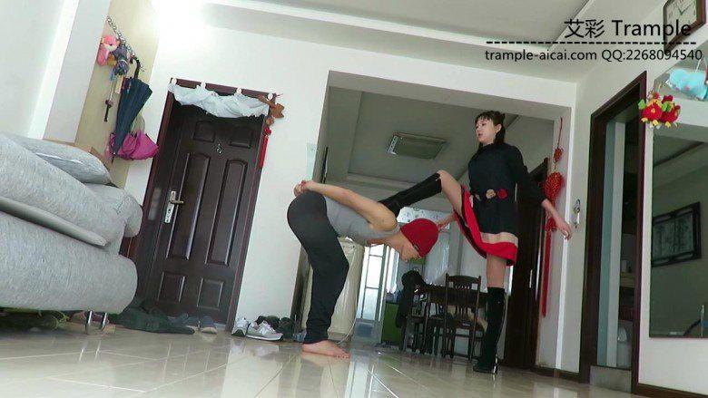 00后天使虐打拦路劫匪！踢裆强迫其磕头求饶！