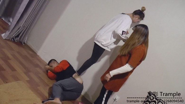 语儿与闺蜜玩虐贱人