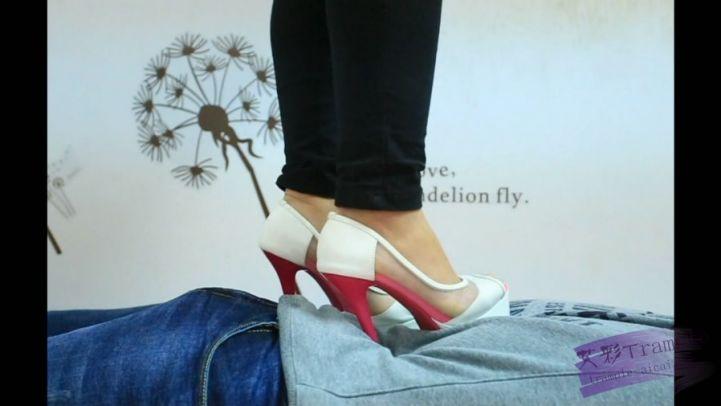 7双高跟鞋全体重踩踏，细跟插入肚子特写。最高的鞋子20CM