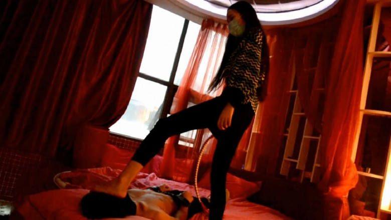 『奴隶岛』—萱萱S坐脸调教、鞭子抽打