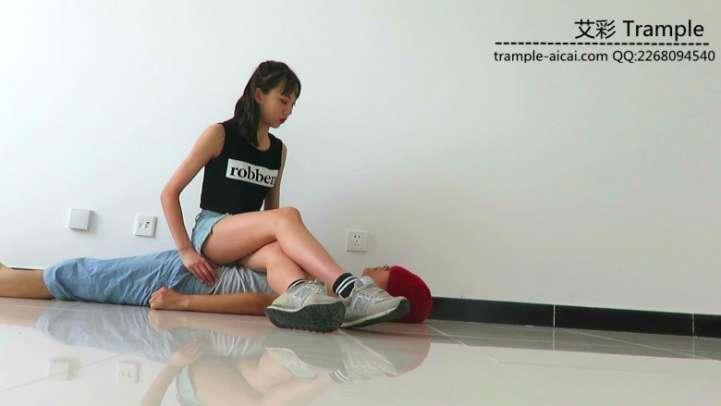 00后天使女主运动装坐身+棉袜踩全身！