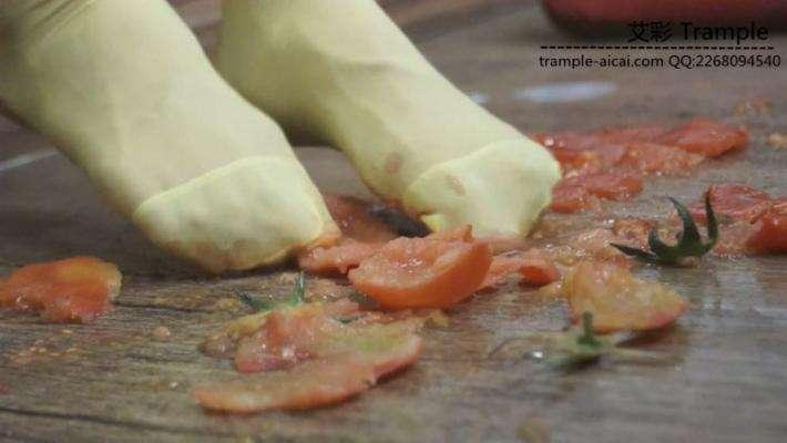 艺校美女原味小白鞋踩草莓