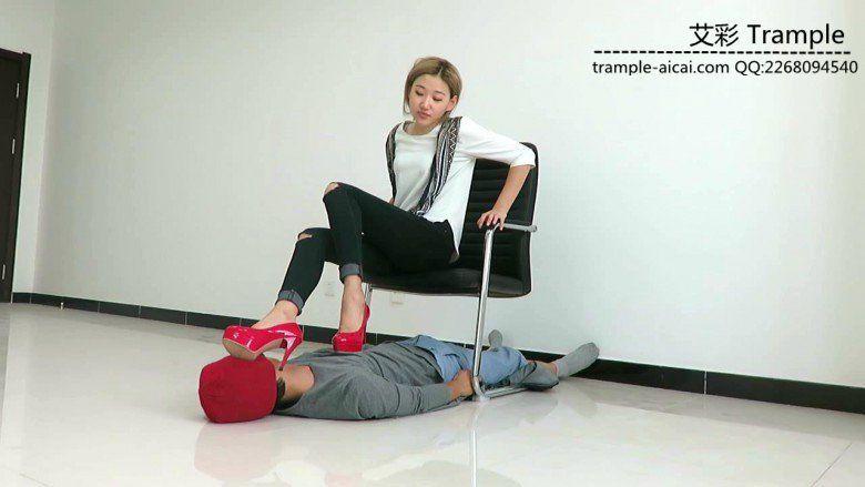 冰冰女主红色高跟玩弄贱狗！