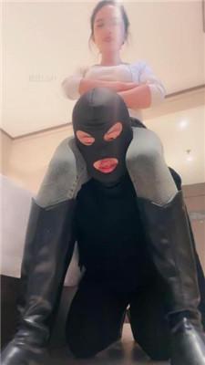 【沐阳大小姐】胯下辱/舔脏长靴原味船袜/骑马踩踏/脚喂食