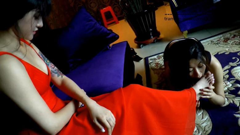 【冰时代】国民偶像丹妮脚下的舔脚母狗