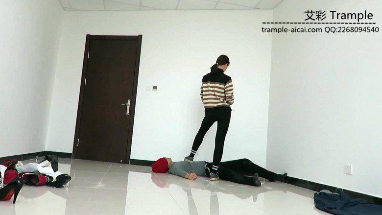 00后女主膝顶踢裆暴打小混混！