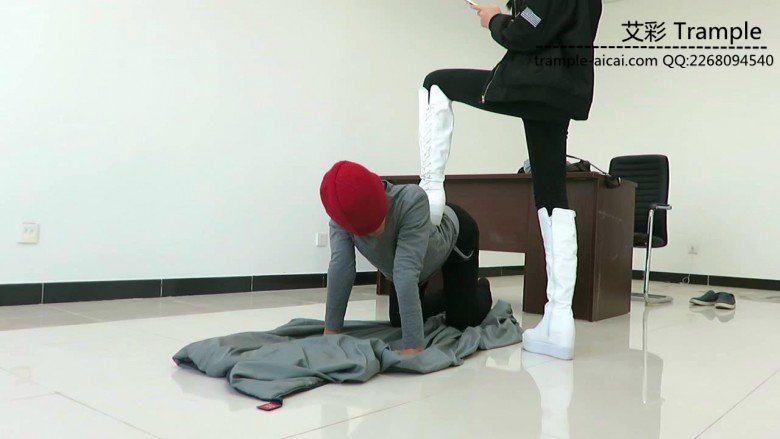 00后天使女主白长靴骑坐贱狗，膝盖跪压贱狗身体！