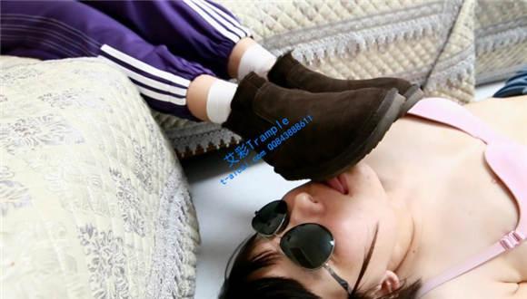 【珊瑚湾】夏季雪地靴制造臭脚玩弄女M