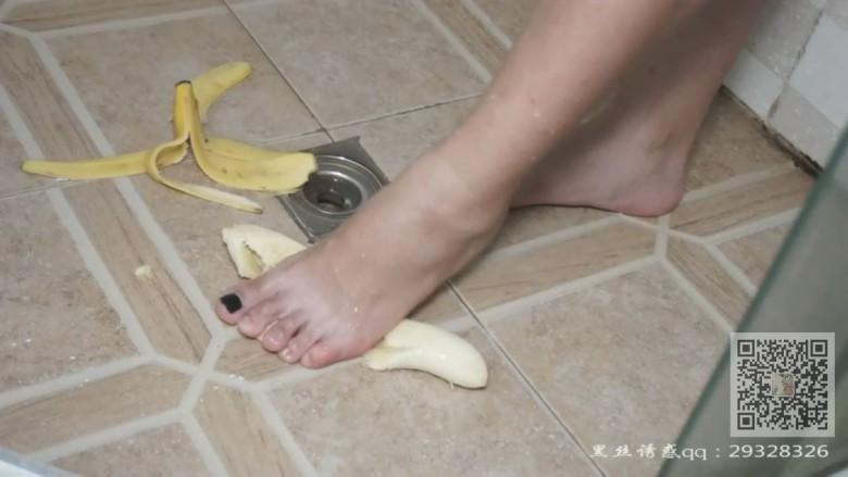 佳佳学生主的踩踏食物裸足喂奴