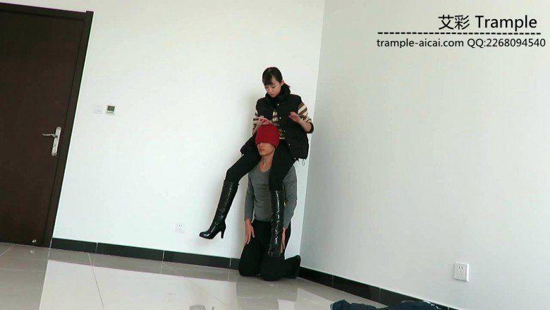 00后女主长筒靴耳光、骑乘、靴底踩脸、虐踩下体调教贱狗！