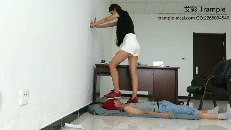 超漂亮老师天依女主运动鞋践踏贱狗头部身体！