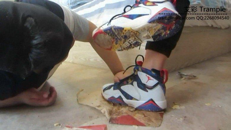 篮球长腿美女aj脏篮球鞋踩踏喂食语言羞辱 篮球长腿美女aj脏篮球鞋踩踏喂食语言羞辱