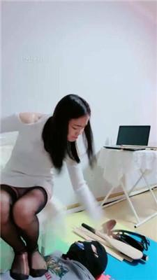 【艾琳】老师惩罚差生-骑马虐打/跪舔美足/脚插嘴