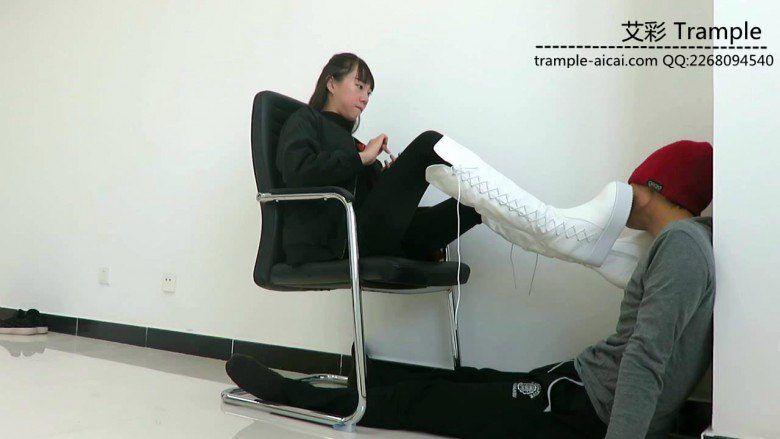 00后天使女主白色长靴打贱狗脸，舔靴底，踩下体各种羞辱！