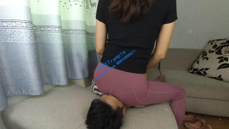 女主日常健身后坐脸休息