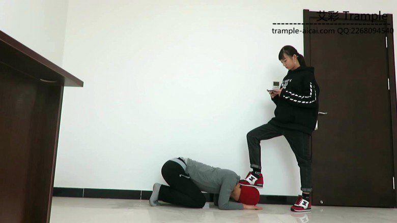 00后天使女主调教贱狗磕头跪拜！