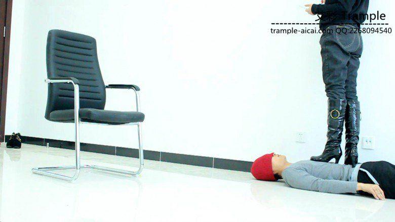 00后天使女主长靴骑乘贱狗散步,全体重踩踏踩下体! 00后天使女主长靴骑乘贱狗散步,全体重踩踏踩下体!