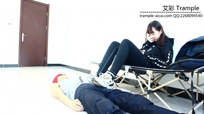 跪舔00后天使女主运动鞋底被运动鞋碾踩下体身体！