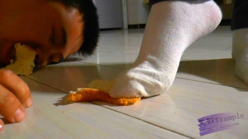 小月 脚喂食侮辱虐打 小月 脚喂食侮辱虐打