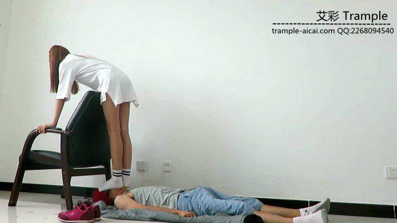 00后天使女主运动鞋白棉袜全体重踩头！