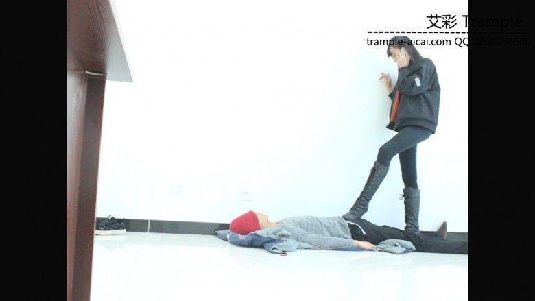 00后天使女主高跟长靴践踏贱狗，玩弄下体，全体重踩踏！