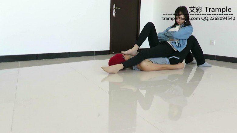 跪舔00后天使短丝玉足！贱狗被坐肚子践踏！