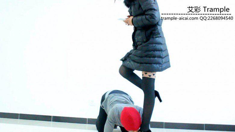 闻舔甜美媛媛女主性感高跟，女主高跟遛狗！