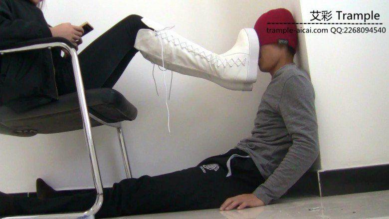 00后天使女主白色长靴打贱狗脸，舔靴底，踩下体各种羞辱！