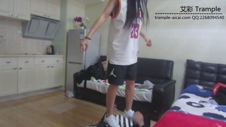 剧情美女球衣休闲板鞋踩踏舔鞋羞辱