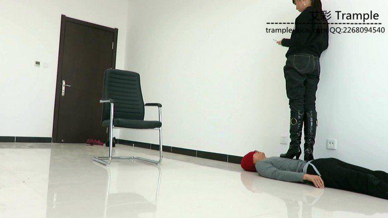 00后天使女主长靴骑乘贱狗散步,全体重踩踏踩下体! 00后天使女主长靴骑乘贱狗散步,全体重踩踏踩下体!