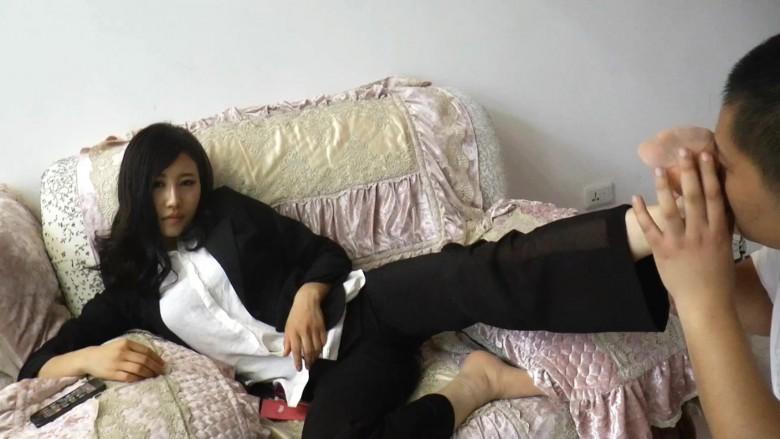 黑冰女王享受奴隶闻脚轻搔弄脚底