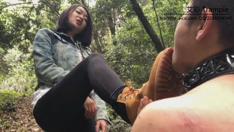 《湘香女王》野外负荆请罪的狗