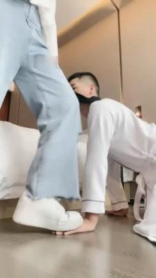 【调教视频】【辣妈】小白鞋碾压-骑马踢裆/舔地上浓痰/腿绞掐脖窒息