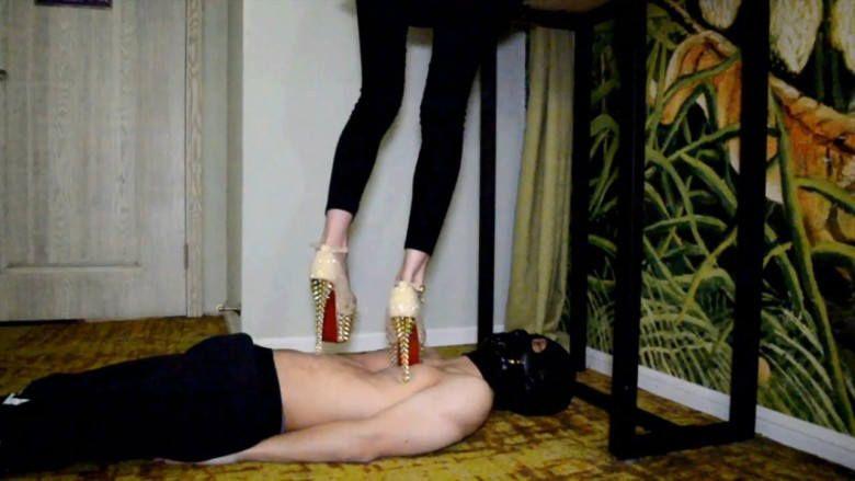 『奴隶岛』—萱萱防狼铆钉高跟踩,不怒而威的极致语言控制