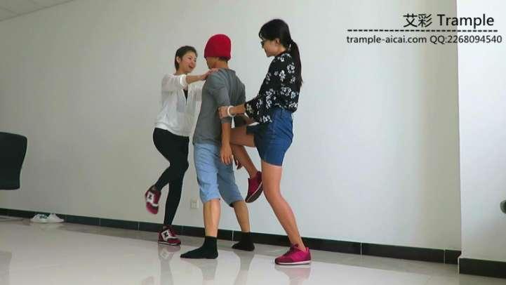 瑶主与闺蜜长靴+高跟+运动鞋玩弄贱狗！
