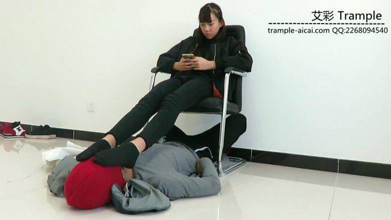 00后天使女主出演舔靴闻靴棉袜踩下体！