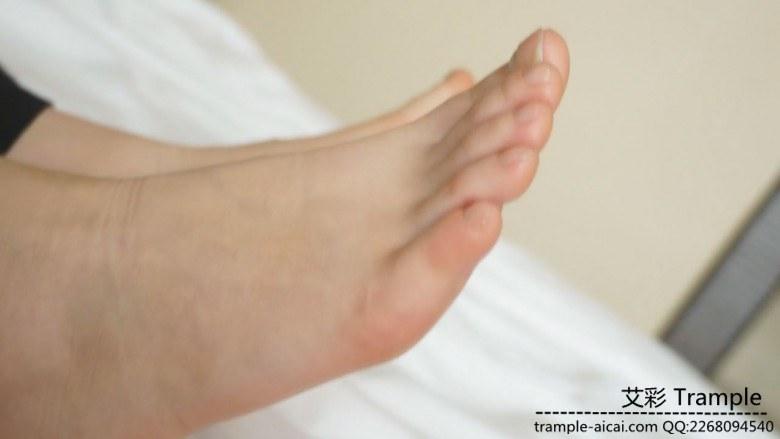 某学院女学生钰钰原味裸足舔