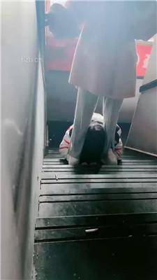 【桃子老师】户外楼梯间-小白鞋白袜虐母畜