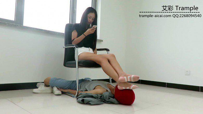 超甜美天依女主肮脏棉袜远近景脚下的人体脚垫！