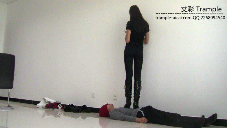 00后天使女主皮靴骑乘贱狗爆踢肋骨全体重踩！