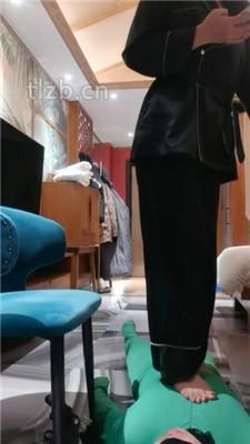 【冷御女王】胯下遛狗/脚喂食/踩踏/品尝臭脚