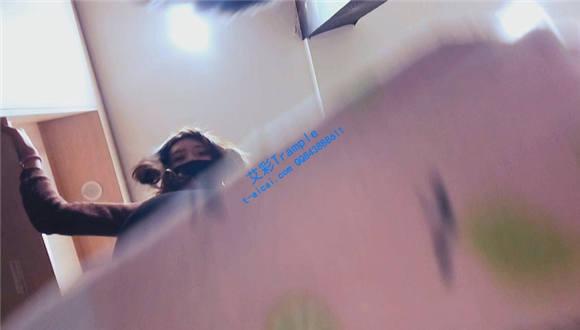 想不想钻进我穿了半个月的臭袜子里面