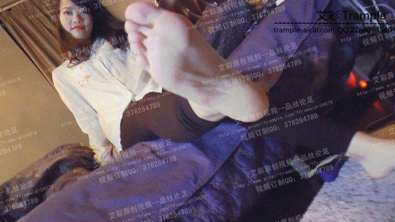 馨雨裸足短白丝