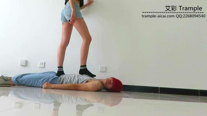 00后天使女主运动装坐身+棉袜踩全身！