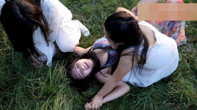 小主三女孩草地TK