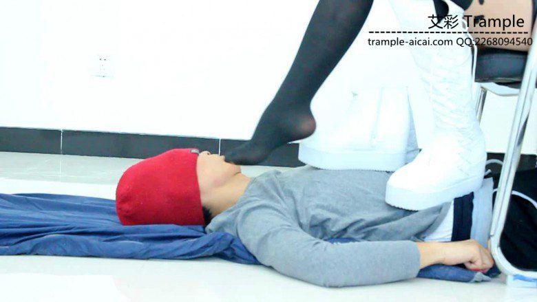 甜美媛媛女主长靴虐奴丝袜踩脸踩嘴揉搓！