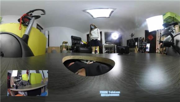 VR琳S人脸地板上 鞋子臭袜子踩脸窒息舔鞋底靴跟插嘴 VR琳S人脸地板上 鞋子臭袜子踩脸窒息舔鞋底靴跟插嘴