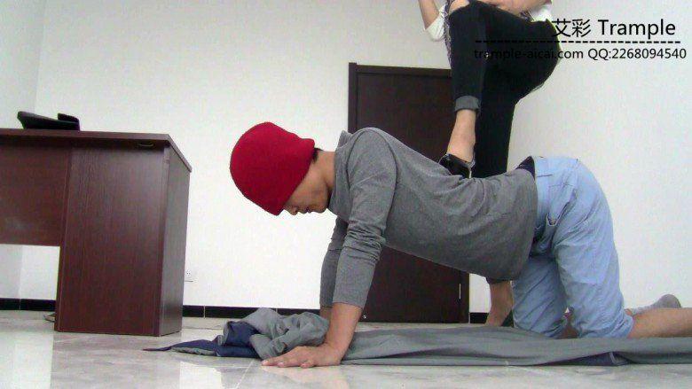 跪舔冰冰女主黑高跟做鞋垫膜拜高跟被践踏！